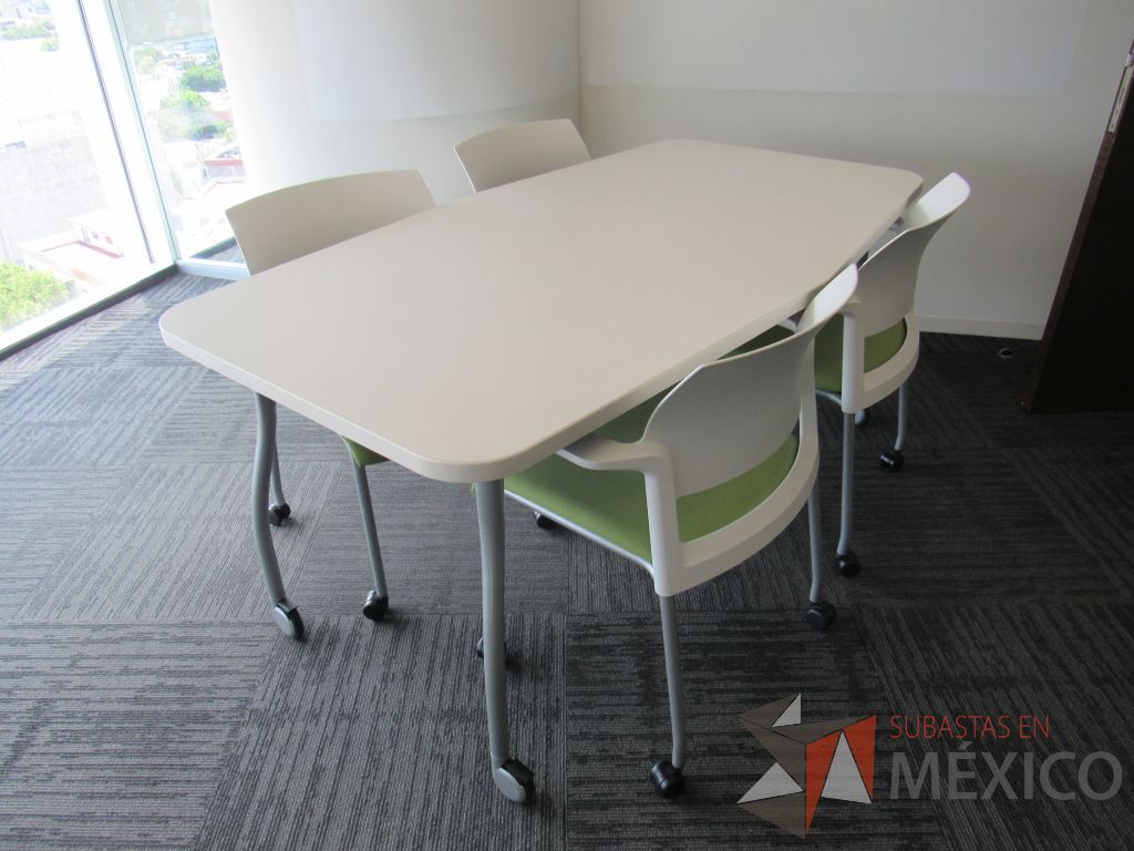 Lote 245 - Mesa de trabajo con 4 patas metálicas, ruedas y cubierta color blanco. - Imagen 3
