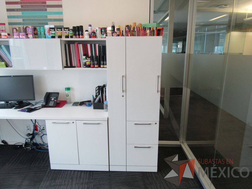 Lote 069 - Escritorio en escuadra con gabiente de pedestal de 2 puertas, gabinete alto con 2 puertas y 2 cajones y 2 gavetas empotradas - Imagen 10