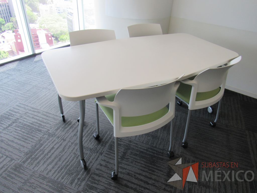 Lote 245 - Mesa de trabajo con 4 patas metálicas, ruedas y cubierta color blanco. - Imagen 4