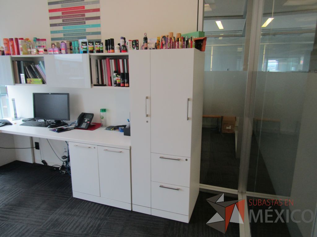 Lote 069 - Escritorio en escuadra con gabiente de pedestal de 2 puertas, gabinete alto con 2 puertas y 2 cajones y 2 gavetas empotradas - Imagen 11