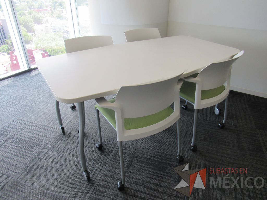 Lote 245 - Mesa de trabajo con 4 patas metálicas, ruedas y cubierta color blanco. - Imagen 5
