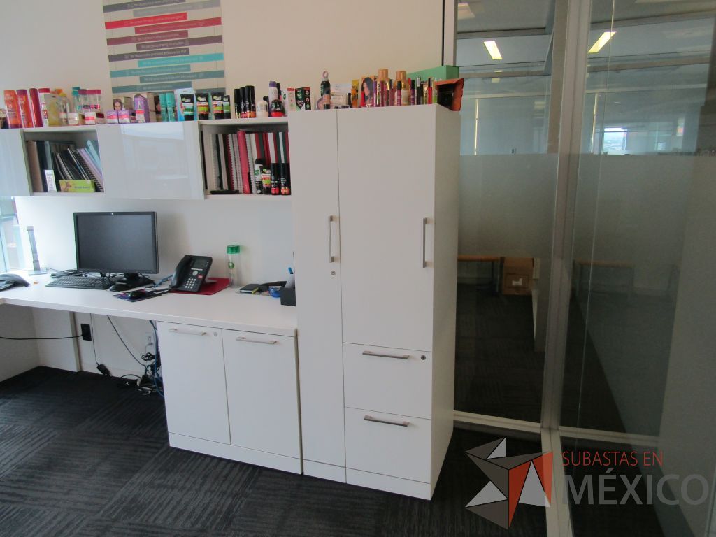 Lote 069 - Escritorio en escuadra con gabiente de pedestal de 2 puertas, gabinete alto con 2 puertas y 2 cajones y 2 gavetas empotradas - Imagen 12