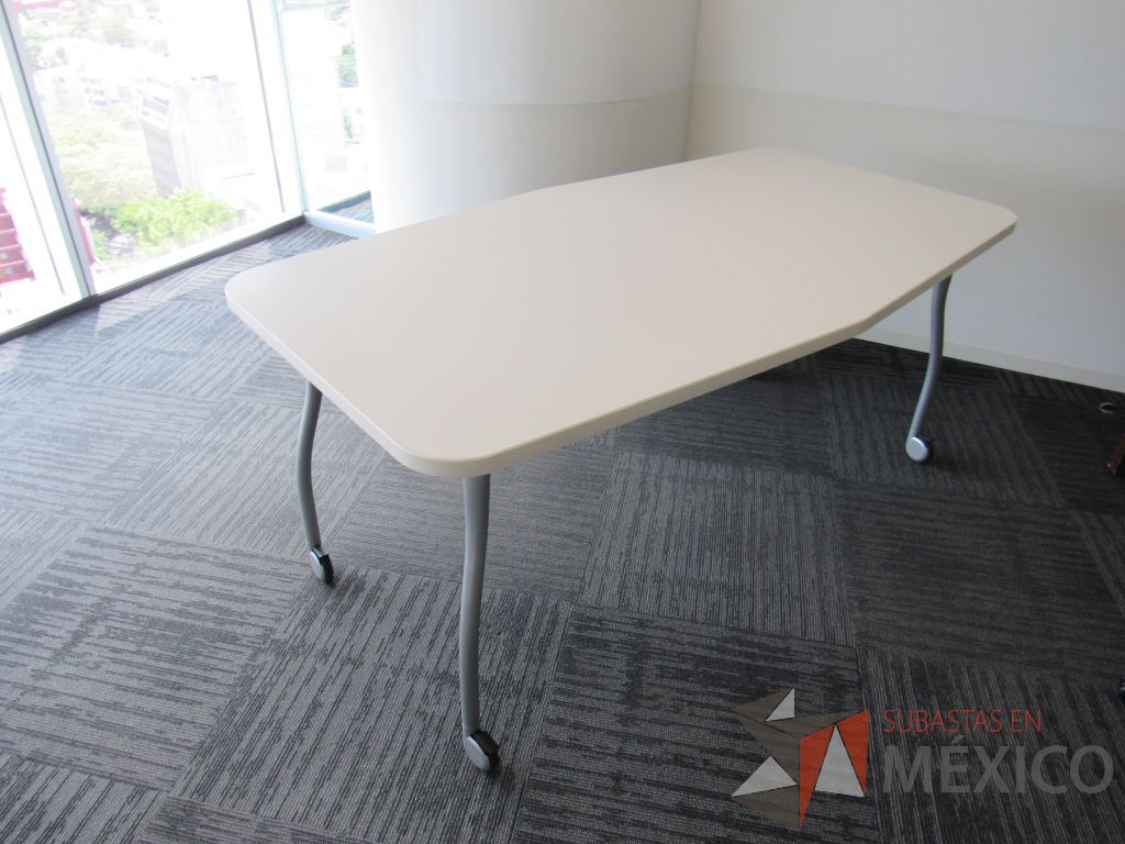 Lote 245 - Mesa de trabajo con 4 patas metálicas, ruedas y cubierta color blanco. - Imagen 6