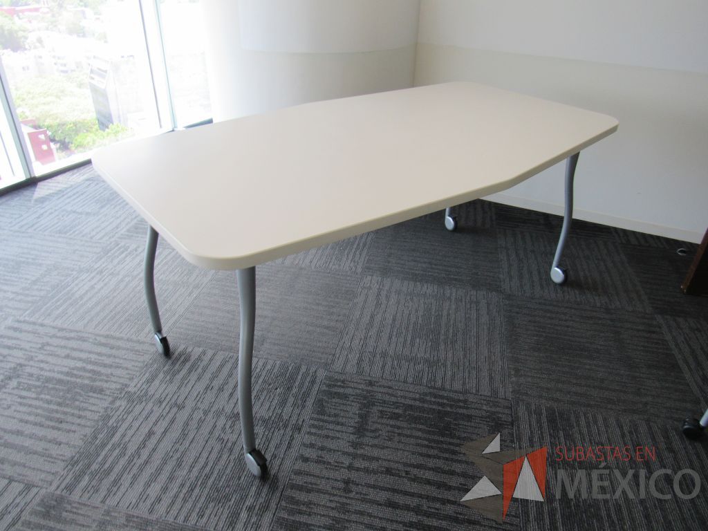 Lote 245 - Mesa de trabajo con 4 patas metálicas, ruedas y cubierta color blanco. - Imagen 7