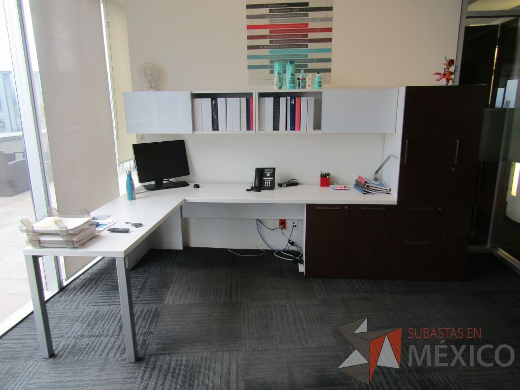 Lote 038 - Escritorio en escuadra con gabinete de pedestal, gabinete alto con 2 puertas y 2 cajones color café y 2 Gavetas empotradas con 2 puertas puertas corredizas - Imagen 2