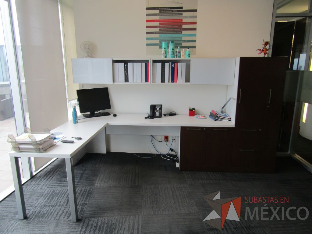 Lote 038 - Escritorio en escuadra con gabinete de pedestal, gabinete alto con 2 puertas y 2 cajones color café y 2 Gavetas empotradas con 2 puertas puertas corredizas - Imagen 3