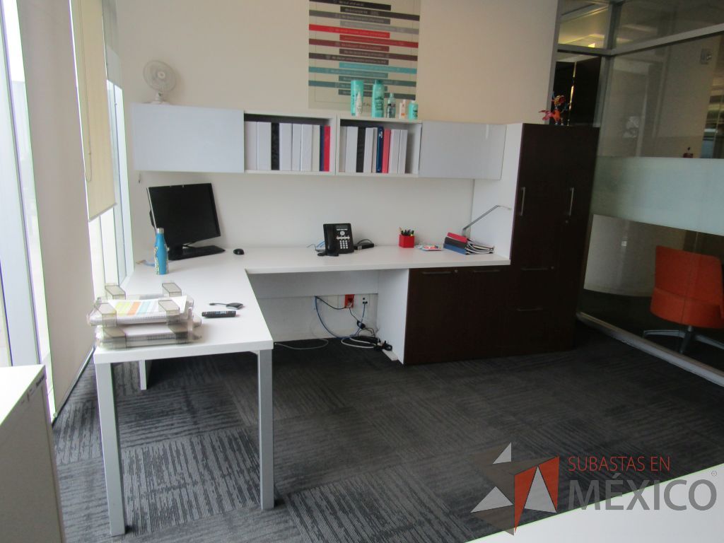 Lote 038 - Escritorio en escuadra con gabinete de pedestal, gabinete alto con 2 puertas y 2 cajones color café y 2 Gavetas empotradas con 2 puertas puertas corredizas - Imagen 5