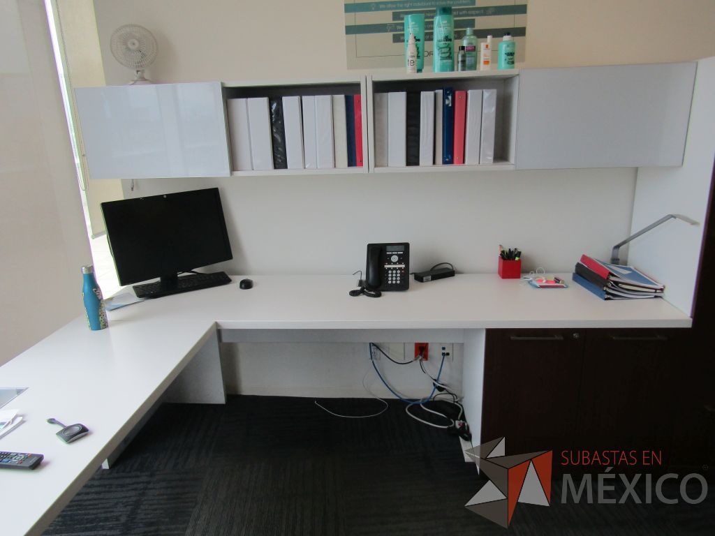 Lote 038 - Escritorio en escuadra con gabinete de pedestal, gabinete alto con 2 puertas y 2 cajones color café y 2 Gavetas empotradas con 2 puertas puertas corredizas - Imagen 6