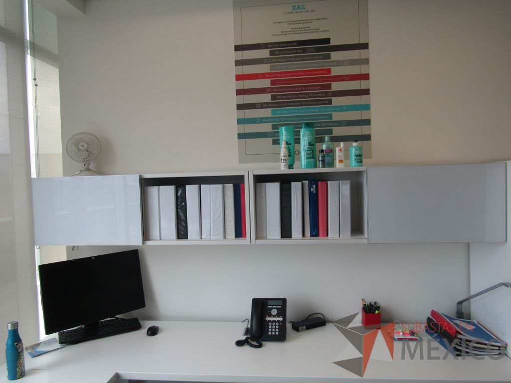 Lote 038 - Escritorio en escuadra con gabinete de pedestal, gabinete alto con 2 puertas y 2 cajones color café y 2 Gavetas empotradas con 2 puertas puertas corredizas - Imagen 8