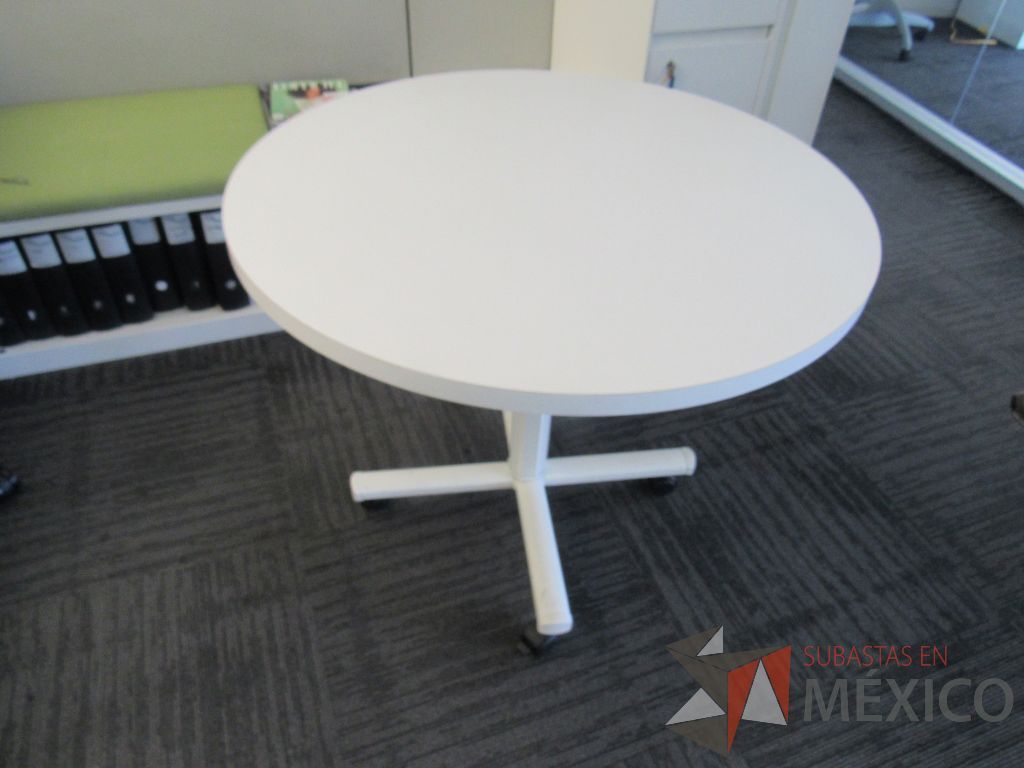 Lote 152 - Mesa de trabajo circular cubierta blanca, base metálica blanca fija. - Imagen 6