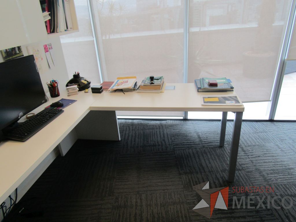 Lote 091 - Escritorio en escuadra con gabinete de pedestal de 2 puertas, archivero de pedestal de 2 cajones y cubierta color blanco - Imagen 5