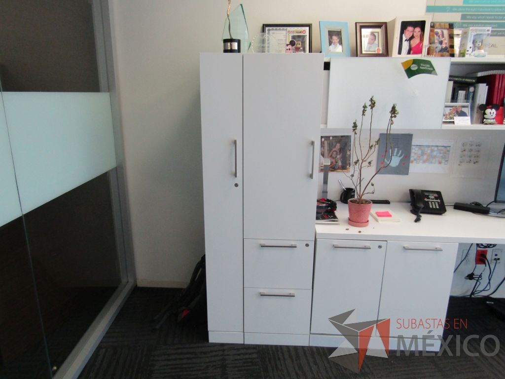 Lote 091 - Escritorio en escuadra con gabinete de pedestal de 2 puertas, archivero de pedestal de 2 cajones y cubierta color blanco - Imagen 8