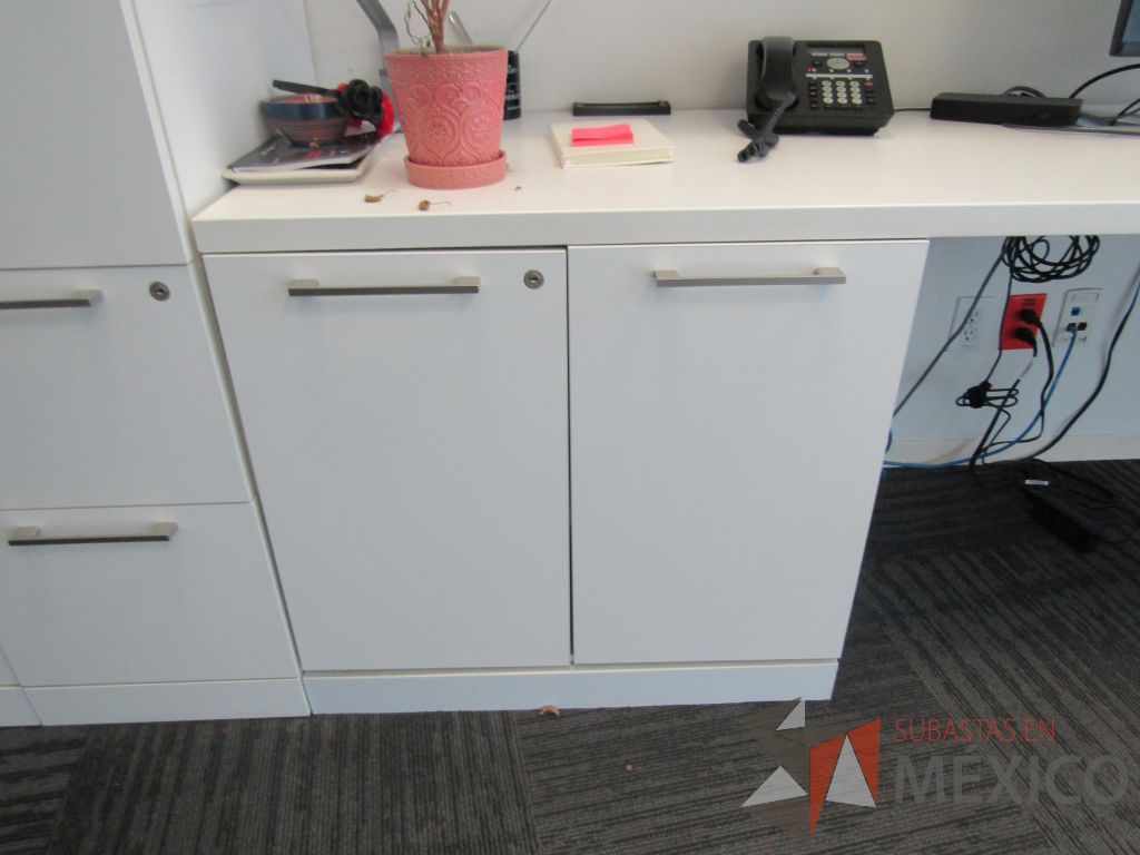 Lote 091 - Escritorio en escuadra con gabinete de pedestal de 2 puertas, archivero de pedestal de 2 cajones y cubierta color blanco - Imagen 9