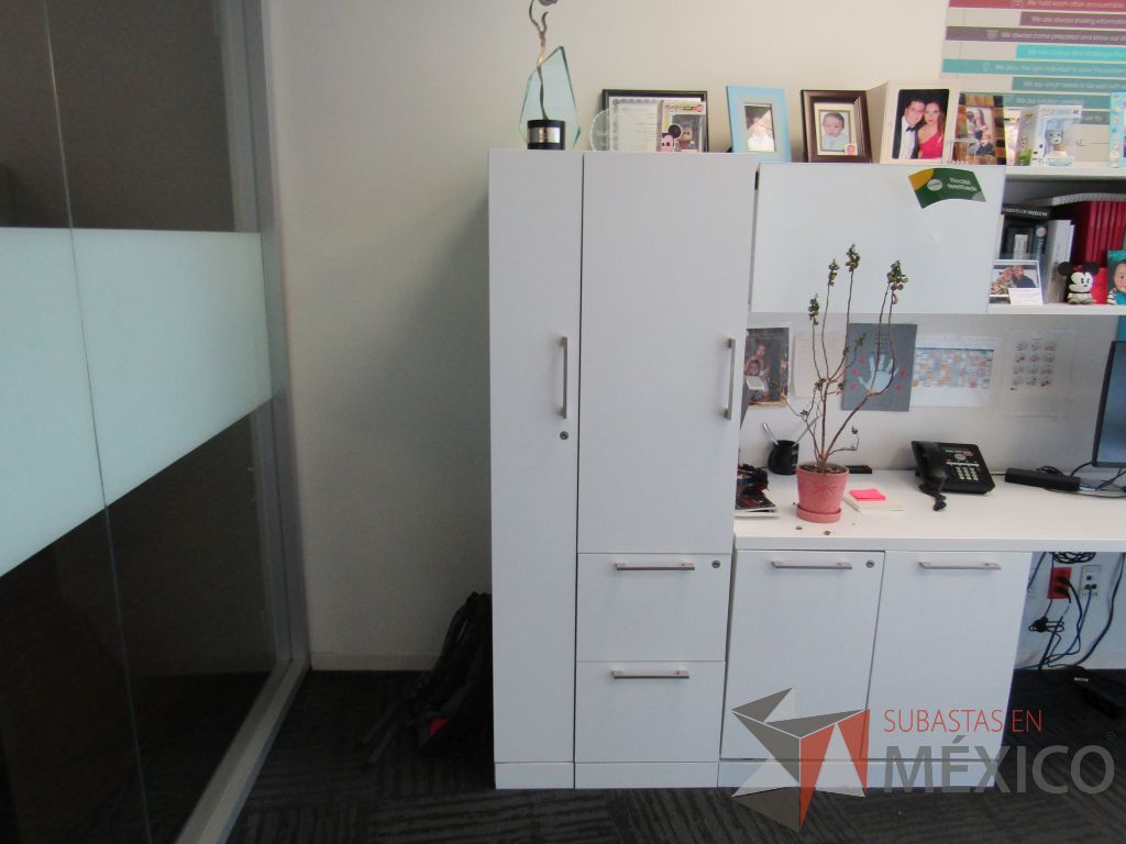 Lote 091 - Escritorio en escuadra con gabinete de pedestal de 2 puertas, archivero de pedestal de 2 cajones y cubierta color blanco - Imagen 11