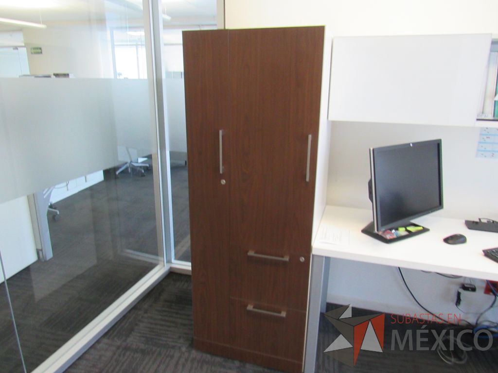 Lote 153 - Escritorio en escuadra, gabinete alto con 2 puertas y 2 cajones color café y gaveta empotrada. - Imagen 3