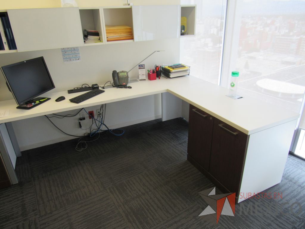 Lote 153 - Escritorio en escuadra, gabinete alto con 2 puertas y 2 cajones color café y gaveta empotrada. - Imagen 6