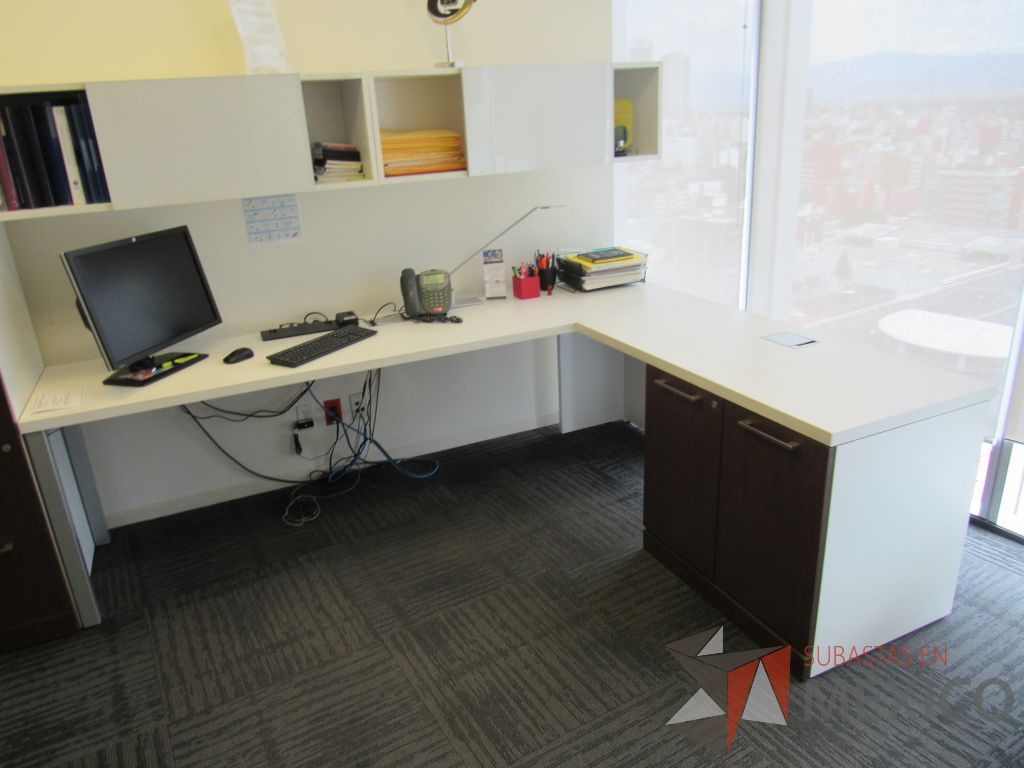Lote 153 - Escritorio en escuadra, gabinete alto con 2 puertas y 2 cajones color café y gaveta empotrada. - Imagen 7