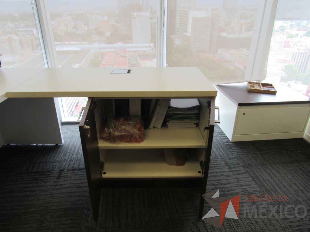 Lote 153 - Escritorio en escuadra, gabinete alto con 2 puertas y 2 cajones color café y gaveta empotrada. - Imagen 9