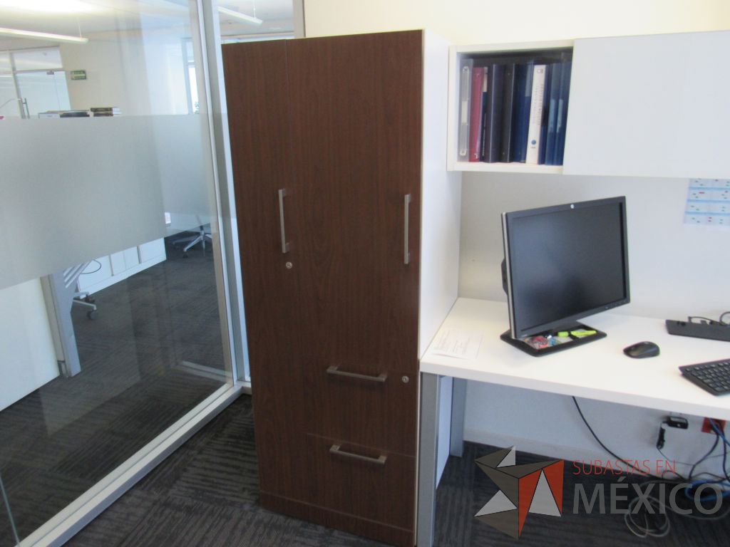 Lote 153 - Escritorio en escuadra, gabinete alto con 2 puertas y 2 cajones color café y gaveta empotrada. - Imagen 10