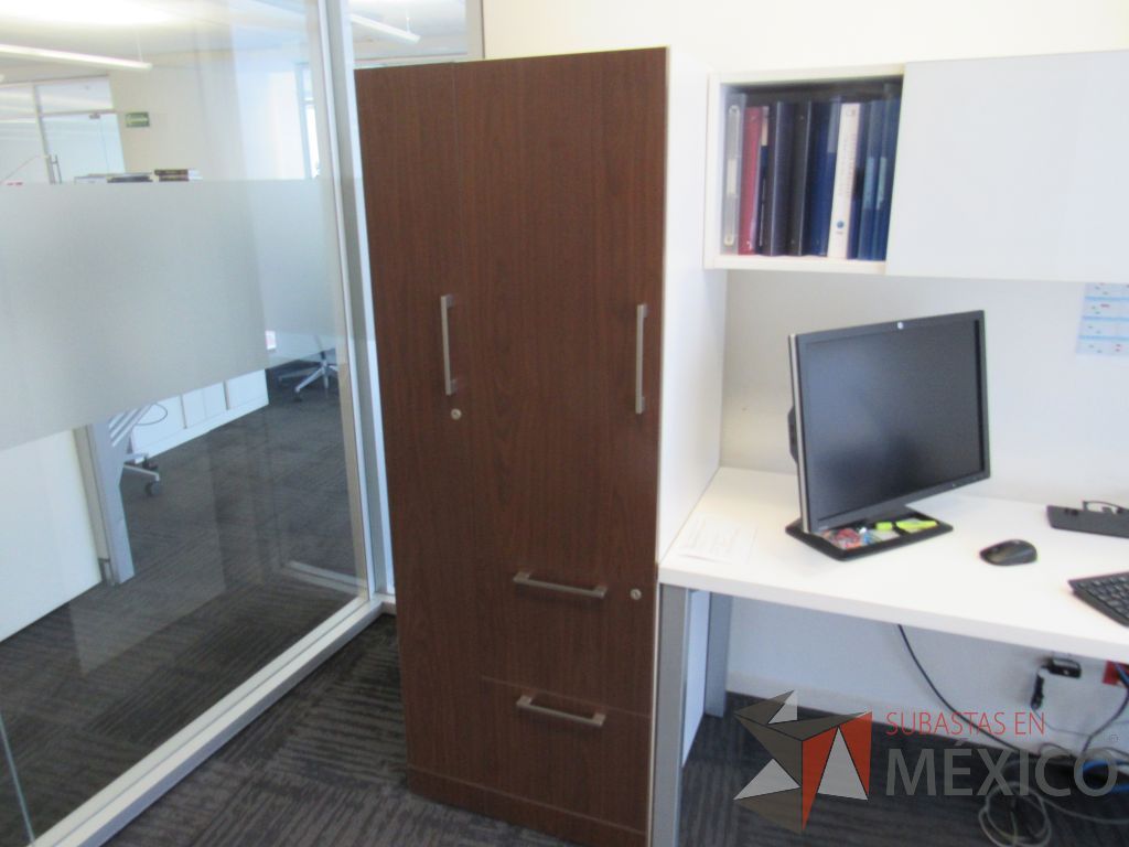 Lote 153 - Escritorio en escuadra, gabinete alto con 2 puertas y 2 cajones color café y gaveta empotrada. - Imagen 11