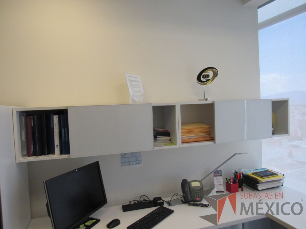Lote 153 - Escritorio en escuadra, gabinete alto con 2 puertas y 2 cajones color café y gaveta empotrada. - Imagen 12