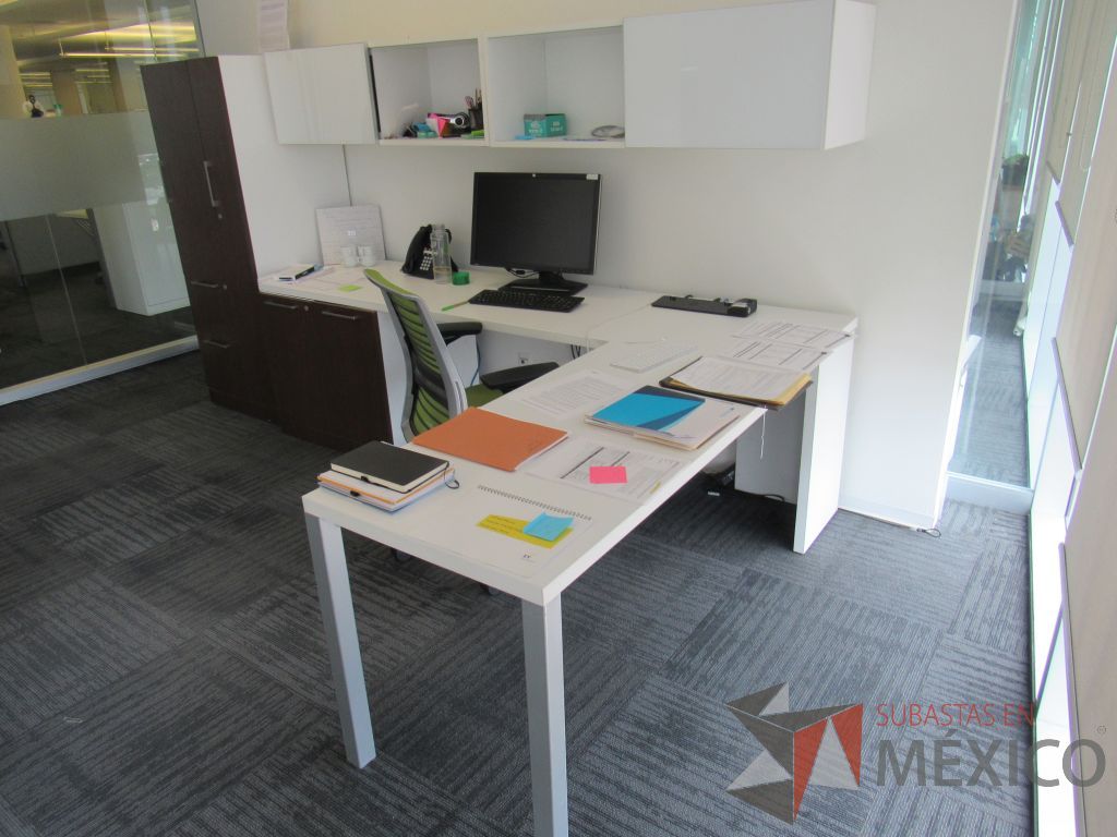 Lote 153 - Escritorio en escuadra, gabinete alto con 2 puertas y 2 cajones color café y gaveta empotrada. - Imagen 15