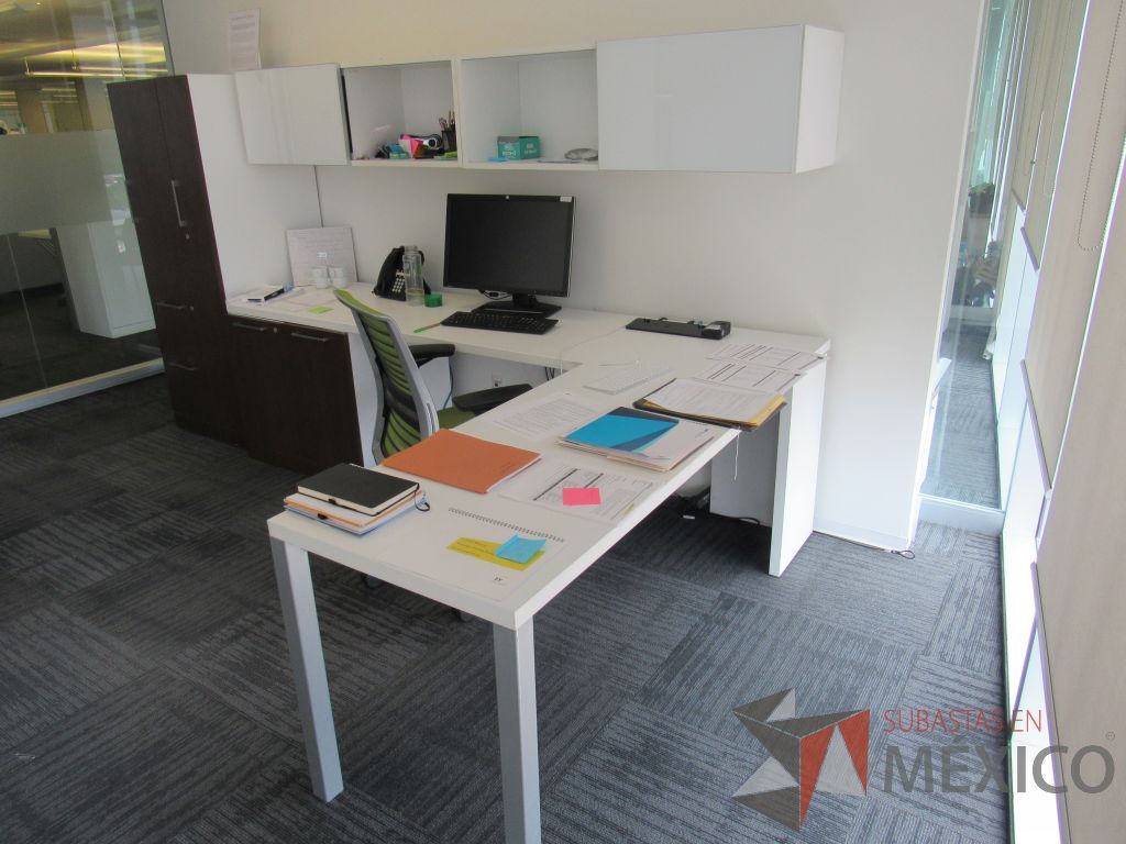 Lote 153 - Escritorio en escuadra, gabinete alto con 2 puertas y 2 cajones color café y gaveta empotrada. - Imagen 16
