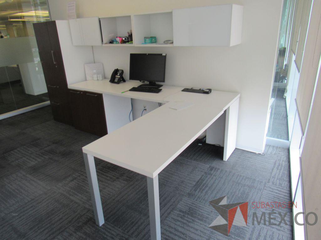Lote 153 - Escritorio en escuadra, gabinete alto con 2 puertas y 2 cajones color café y gaveta empotrada. - Imagen 17