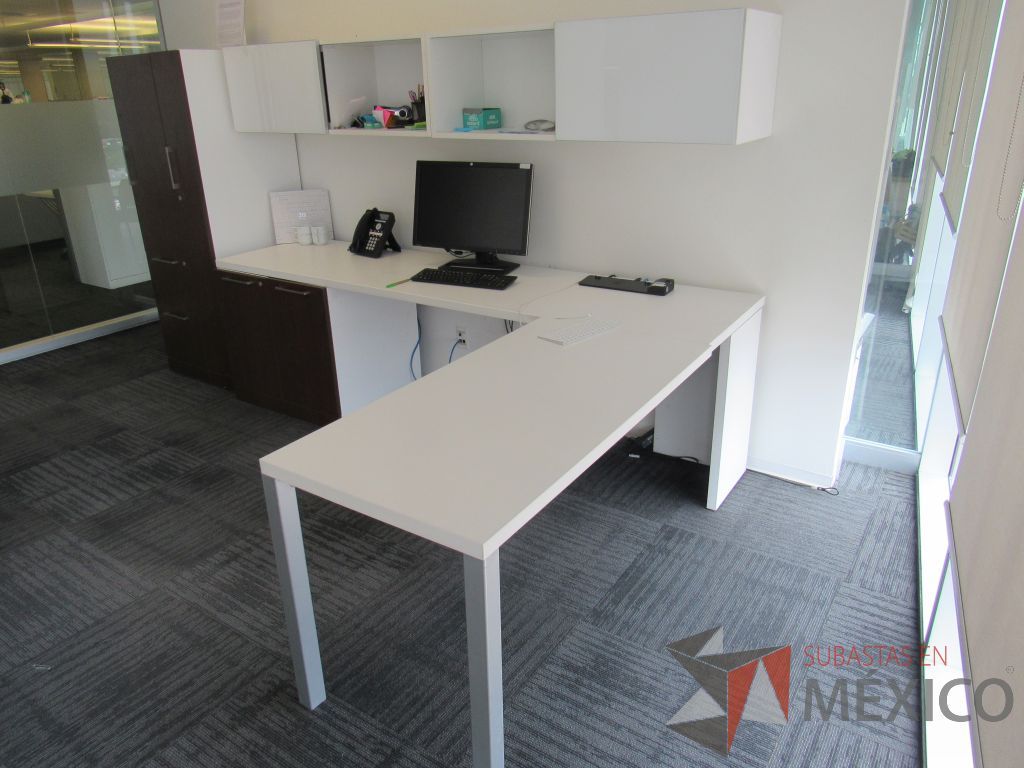 Lote 153 - Escritorio en escuadra, gabinete alto con 2 puertas y 2 cajones color café y gaveta empotrada. - Imagen 18