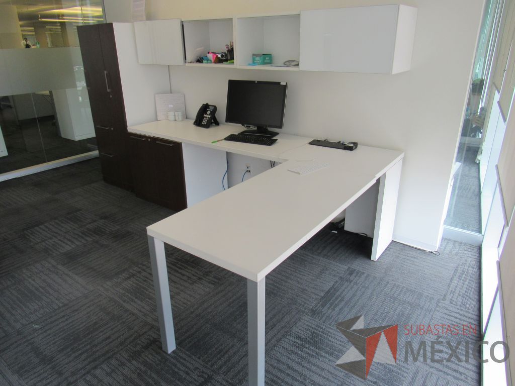 Lote 153 - Escritorio en escuadra, gabinete alto con 2 puertas y 2 cajones color café y gaveta empotrada. - Imagen 19