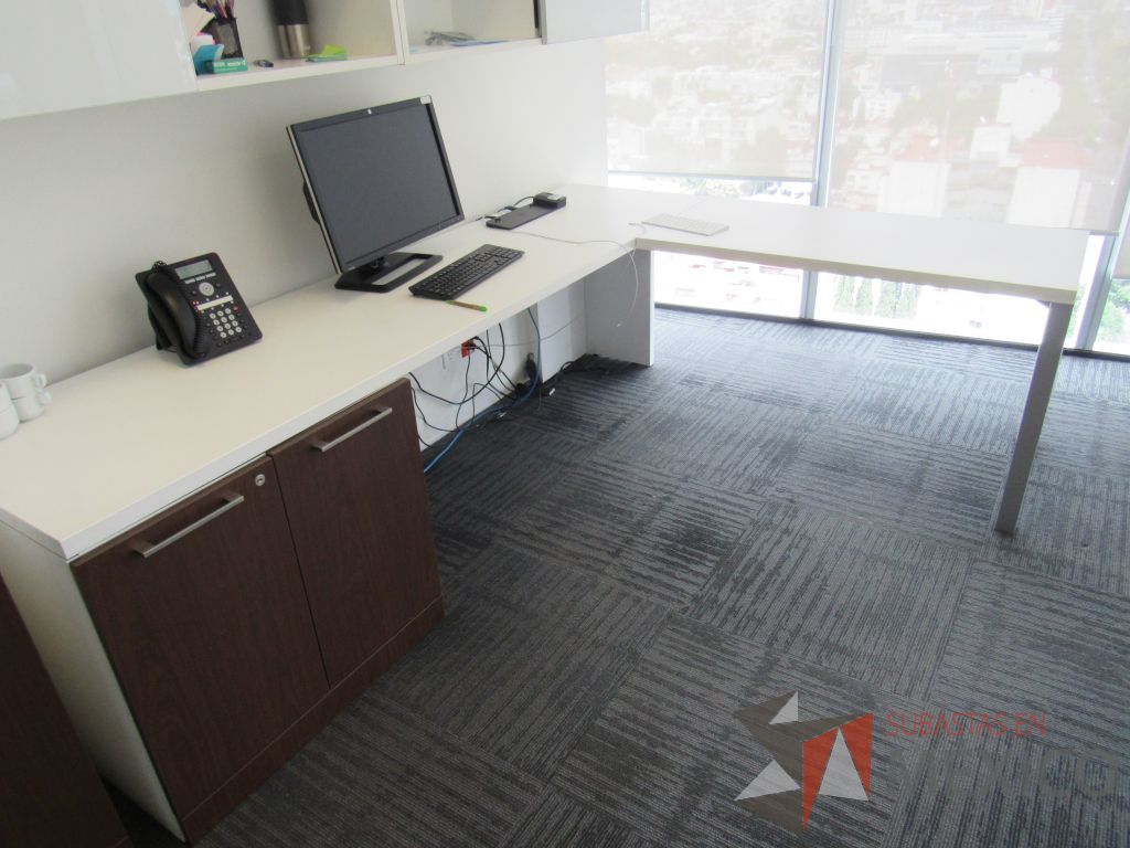 Lote 153 - Escritorio en escuadra, gabinete alto con 2 puertas y 2 cajones color café y gaveta empotrada. - Imagen 20