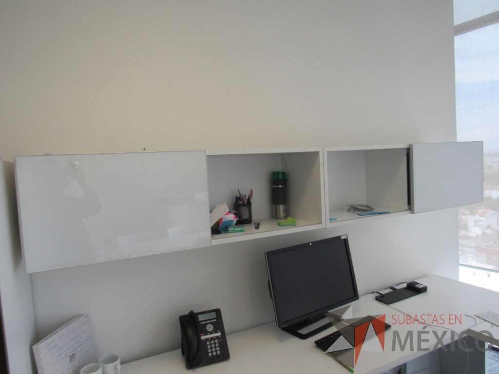 Lote 153 - Escritorio en escuadra, gabinete alto con 2 puertas y 2 cajones color café y gaveta empotrada. - Imagen 21