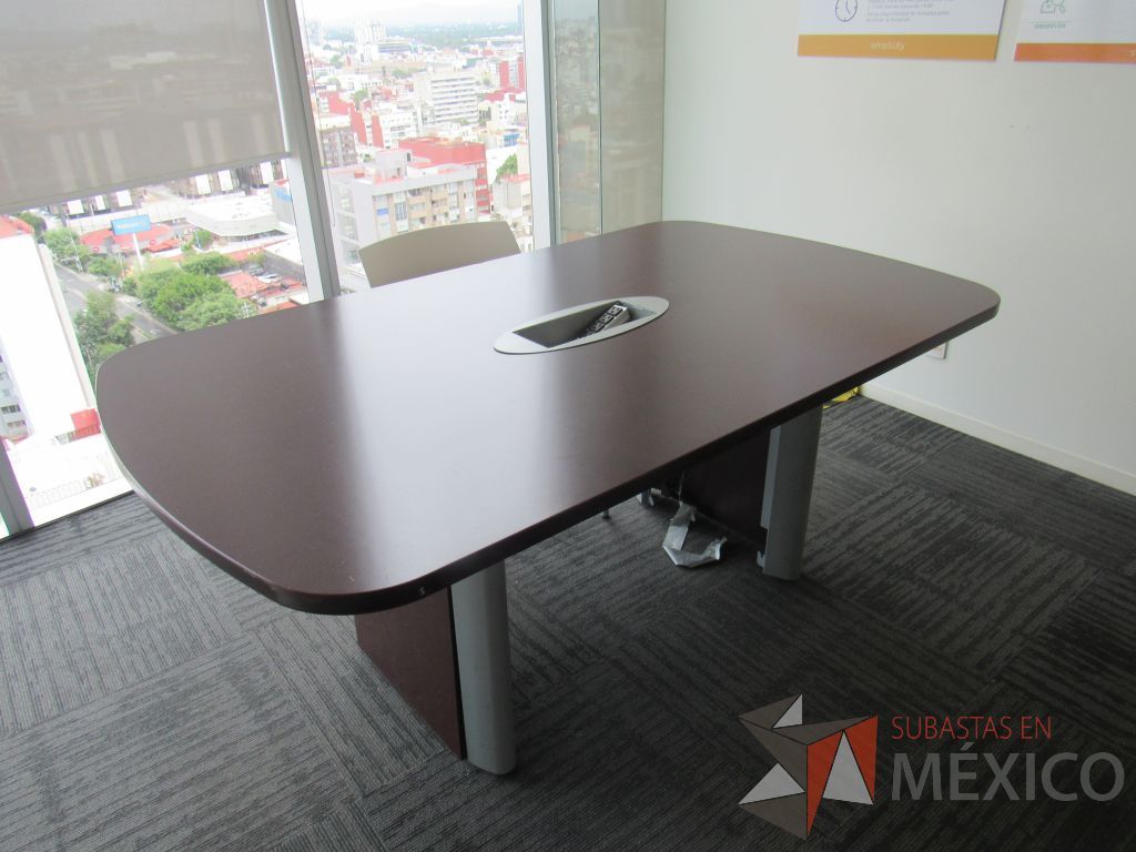 Lote 155 - Mesa de sala de juntas para 6 personas con accesorios para conexión y cubierta color café.