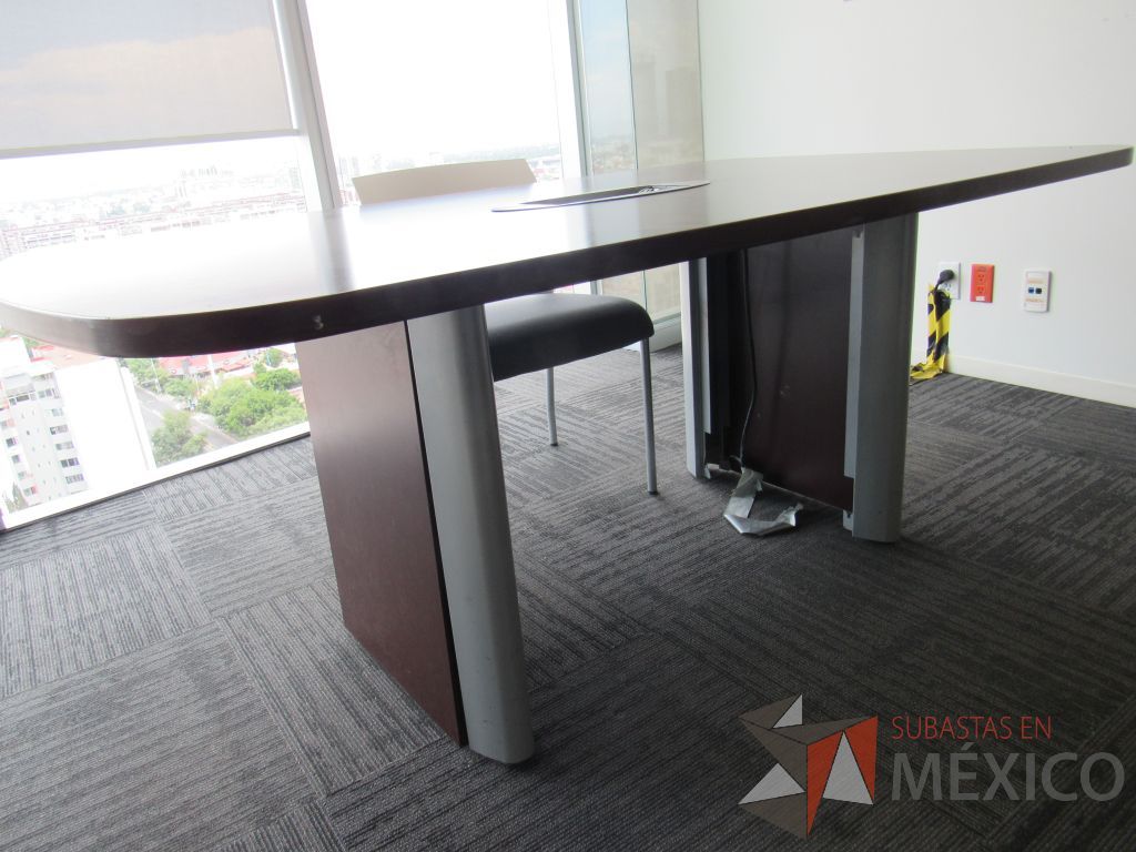 Lote 155 - Mesa de sala de juntas para 6 personas con accesorios para conexión y cubierta color café. - Imagen 3