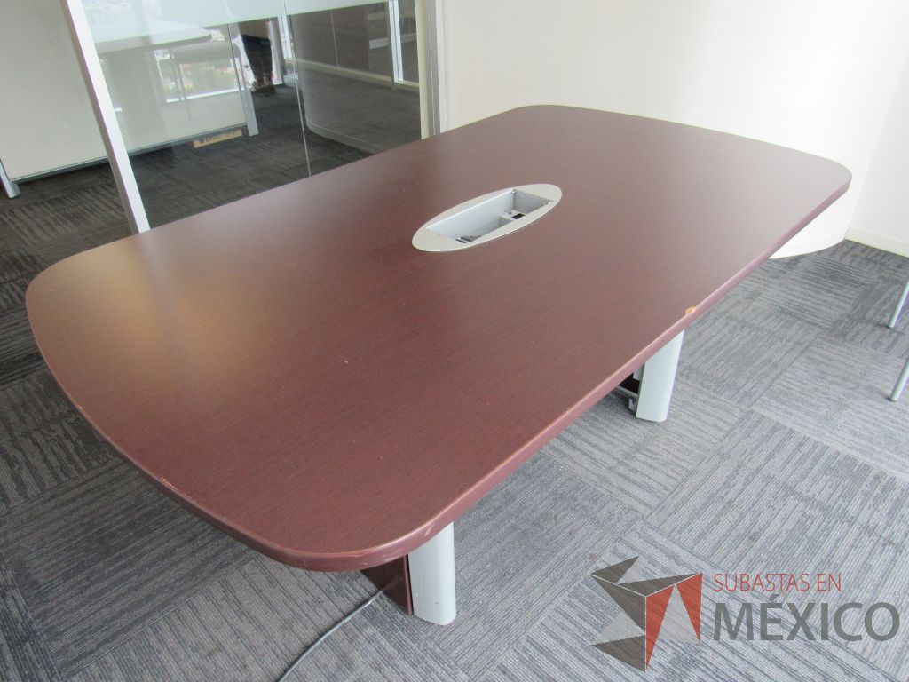 Lote 155 - Mesa de sala de juntas para 6 personas con accesorios para conexión y cubierta color café. - Imagen 5