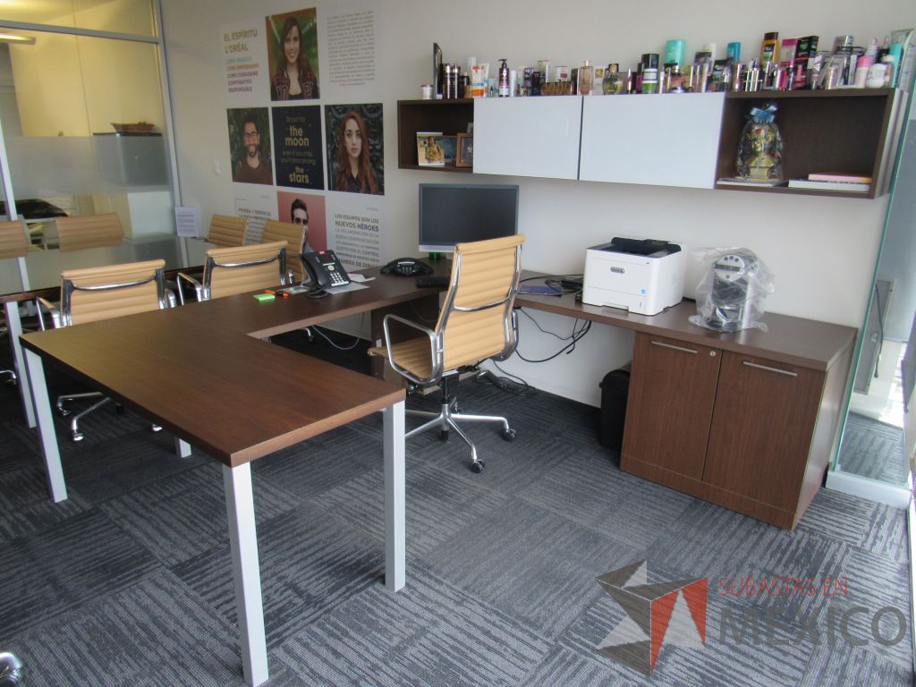 Lote 246 - Escritorio en herradura con gabinete de pedestal de 2 puertas y cubierta color café.