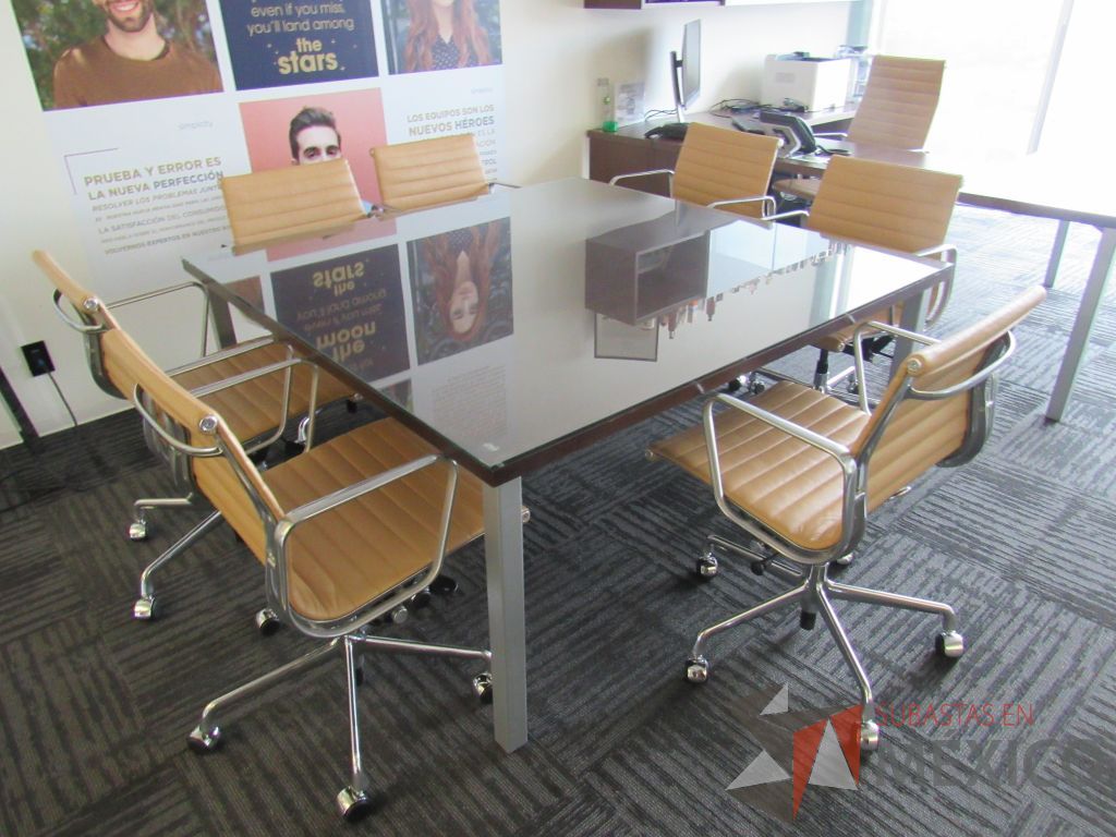 Lote 156 - Mesa de sala de juntas cuadrada para 8 personas con 4 patas metálicas y cubierta protectora de vidrio. - Imagen 5