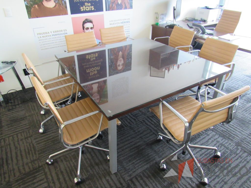Lote 156 - Mesa de sala de juntas cuadrada para 8 personas con 4 patas metálicas y cubierta protectora de vidrio. - Imagen 10