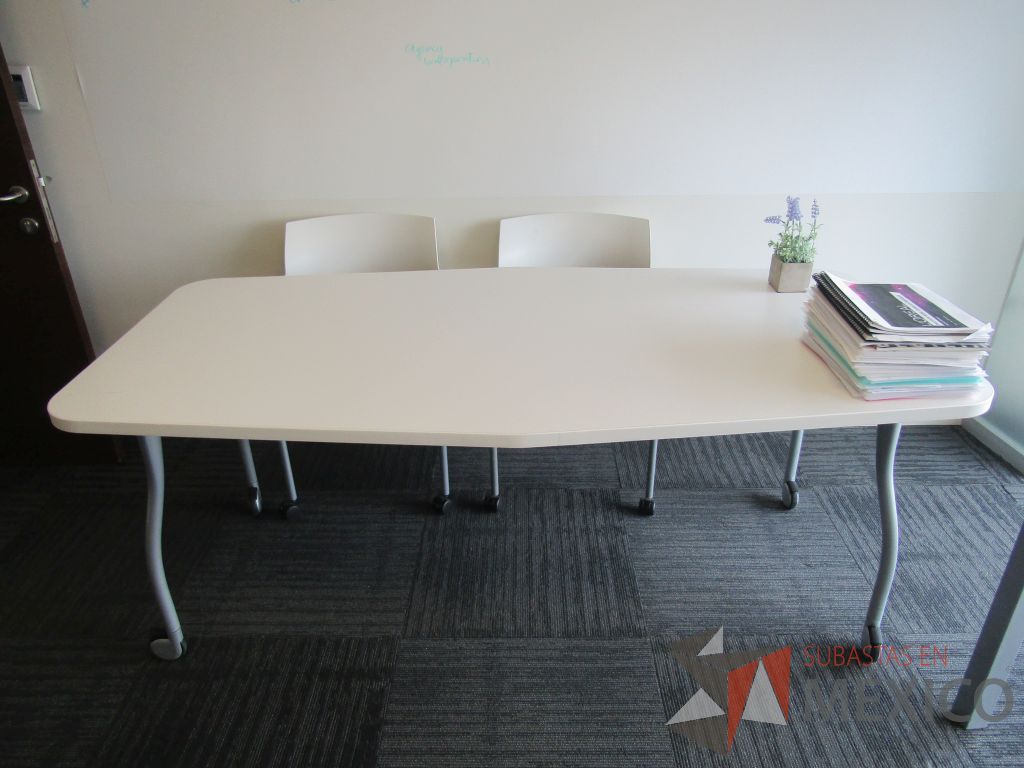 Lote 302 - Mesa de trabajo con 4 patas metálicas, ruedas y cubierta color blanco. - Imagen 2