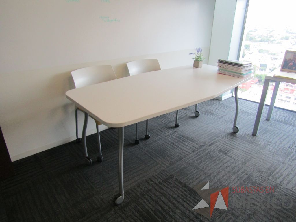 Lote 456 - Mesa de trabajo con 4 patas metálicas, ruedas y cubierta color blanco. - Imagen 3