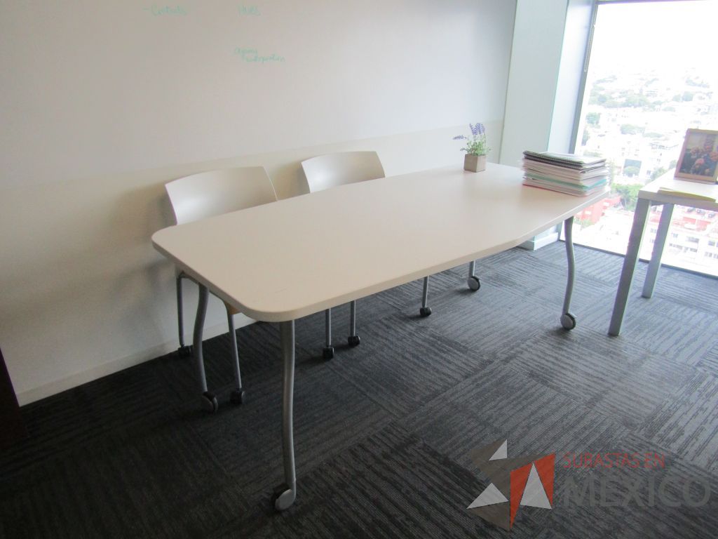 Lote 340 - Mesa de trabajo con 4 patas metálicas, ruedas y cubierta color blanco. - Imagen 5