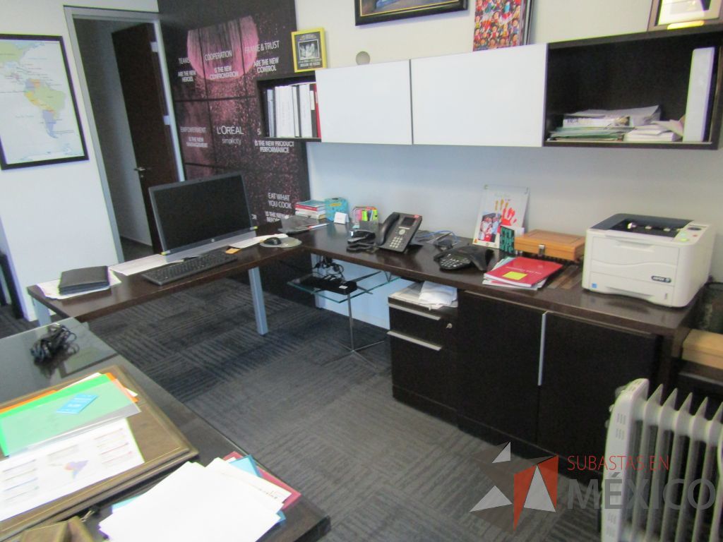 Lote 034 - Escritorio en escuadra, gabinete alto con 2 puertas y 2 cajones color café y gaveta empotrada con 2 puertas - Imagen 2