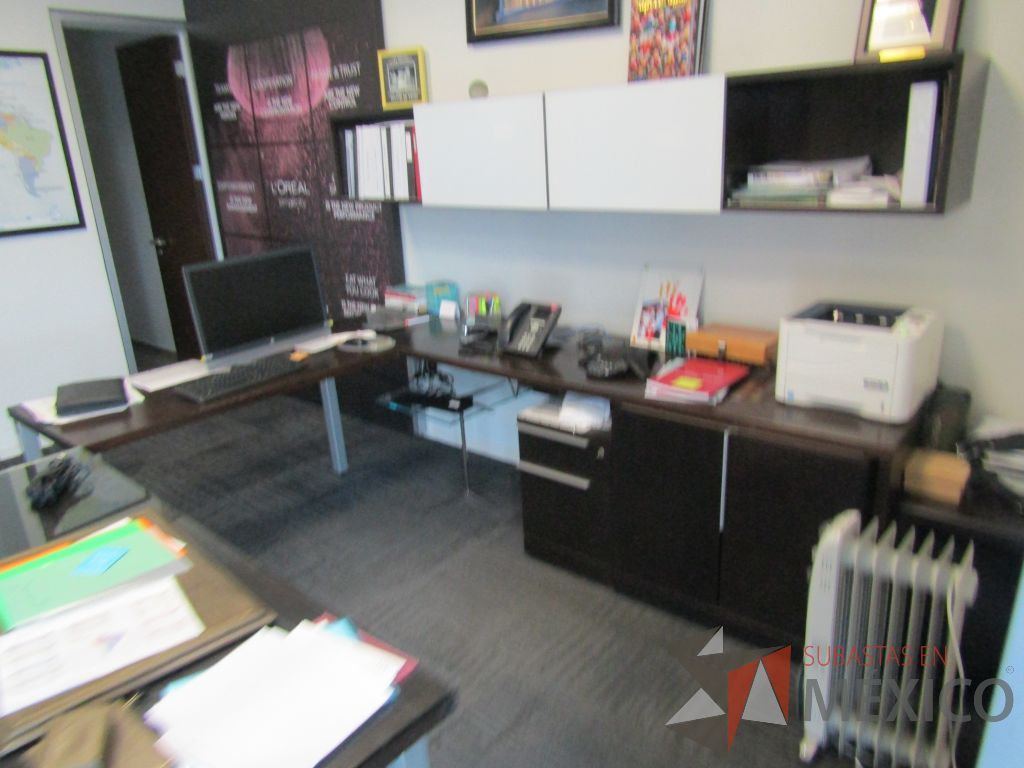 Lote 034 - Escritorio en escuadra, gabinete alto con 2 puertas y 2 cajones color café y gaveta empotrada con 2 puertas - Imagen 4