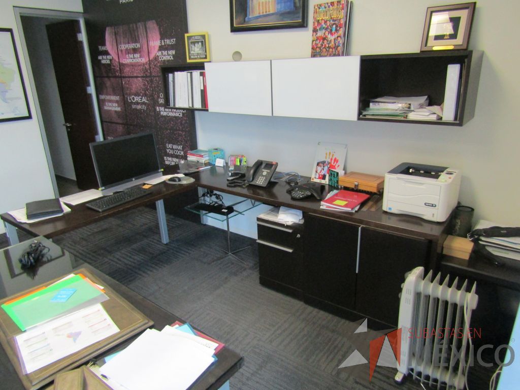 Lote 034 - Escritorio en escuadra, gabinete alto con 2 puertas y 2 cajones color café y gaveta empotrada con 2 puertas - Imagen 5