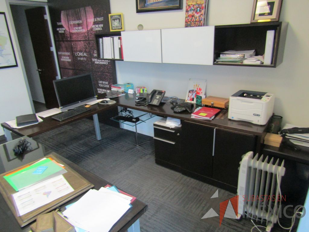 Lote 034 - Escritorio en escuadra, gabinete alto con 2 puertas y 2 cajones color café y gaveta empotrada con 2 puertas - Imagen 7