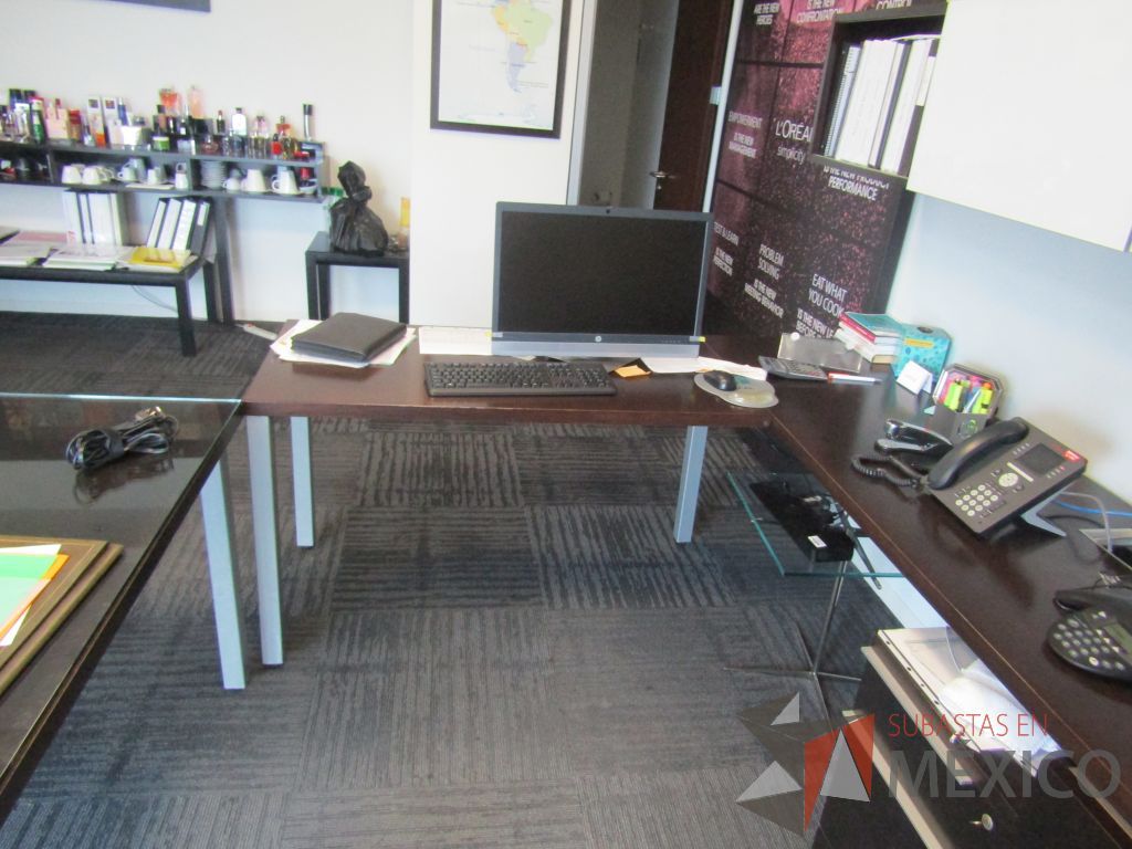 Lote 034 - Escritorio en escuadra, gabinete alto con 2 puertas y 2 cajones color café y gaveta empotrada con 2 puertas - Imagen 10