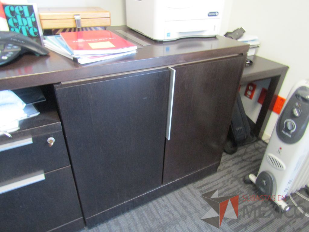 Lote 034 - Escritorio en escuadra, gabinete alto con 2 puertas y 2 cajones color café y gaveta empotrada con 2 puertas - Imagen 14
