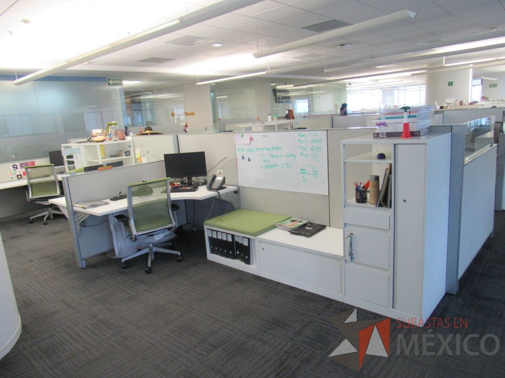 Lote 159 - Estación de trabajo para 7 personas con 7 gabinetes altos metálicos color blanco.