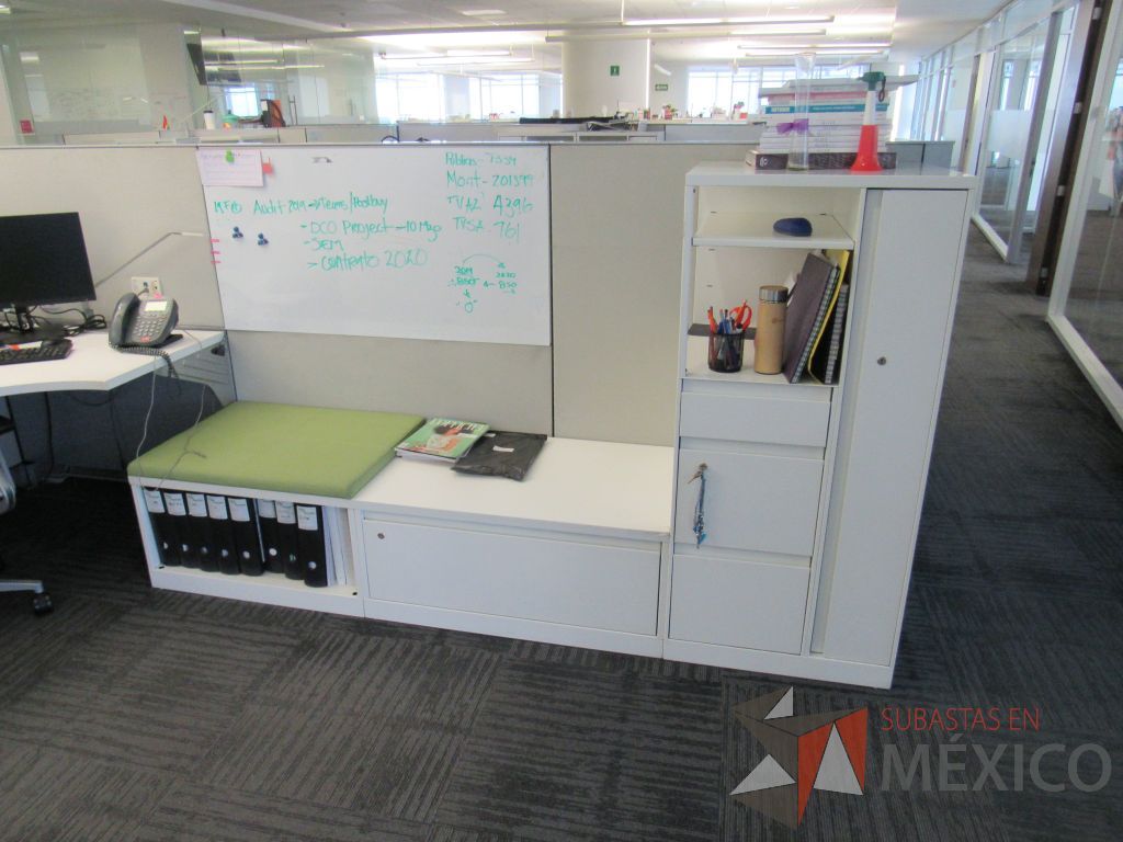 Lote 159 - Estación de trabajo para 7 personas con 7 gabinetes altos metálicos color blanco. - Imagen 3
