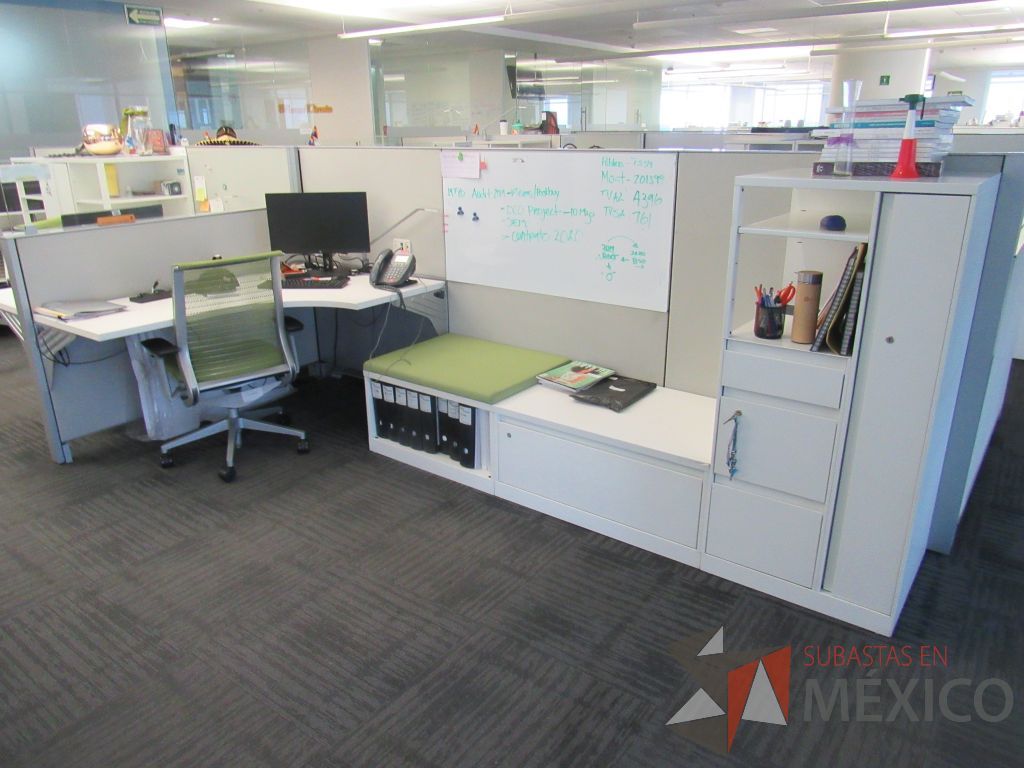 Lote 159 - Estación de trabajo para 7 personas con 7 gabinetes altos metálicos color blanco. - Imagen 4